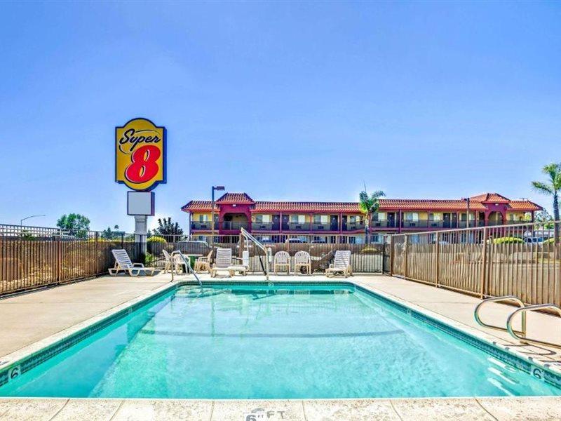 Готель Super 8 By Wyndham Upland Ontario Ca Екстер'єр фото