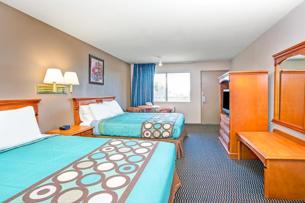 Готель Super 8 By Wyndham Upland Ontario Ca Екстер'єр фото