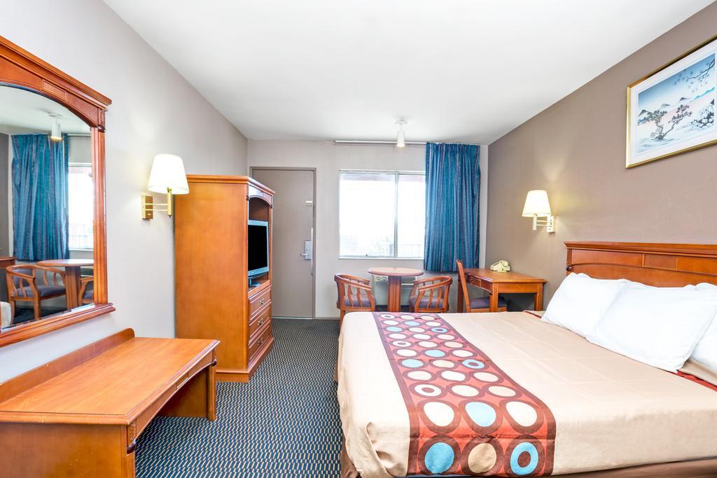 Готель Super 8 By Wyndham Upland Ontario Ca Екстер'єр фото