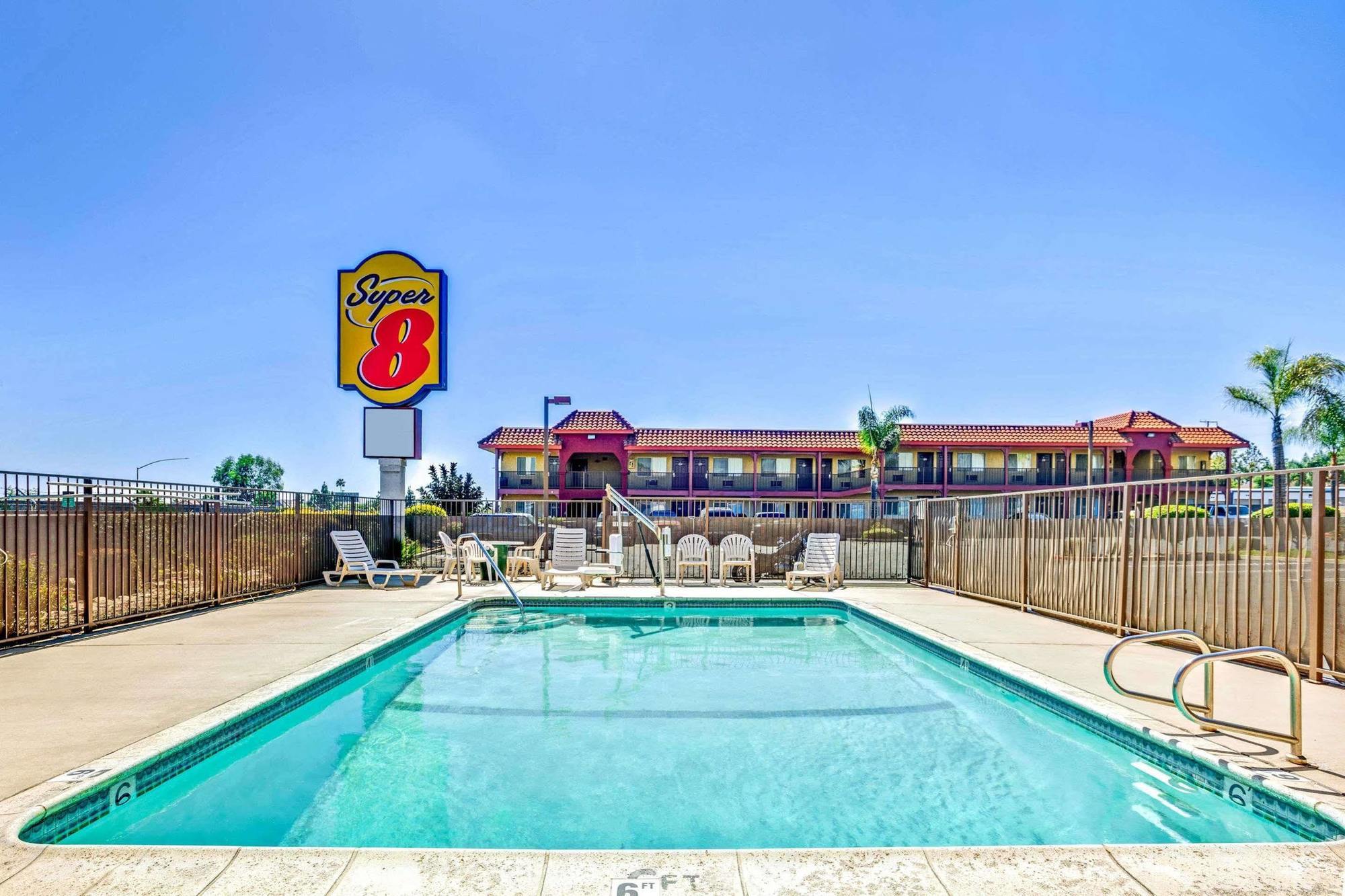 Готель Super 8 By Wyndham Upland Ontario Ca Екстер'єр фото