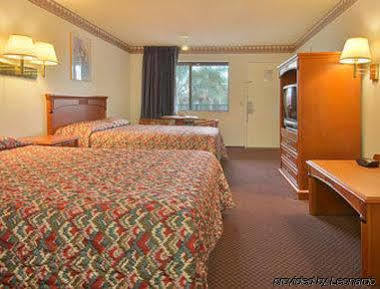 Готель Super 8 By Wyndham Upland Ontario Ca Екстер'єр фото